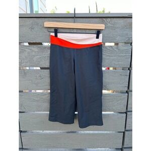 Patagonia women's leggings w/ color band, hidden pocket,‎ hits below knee. Sz XS